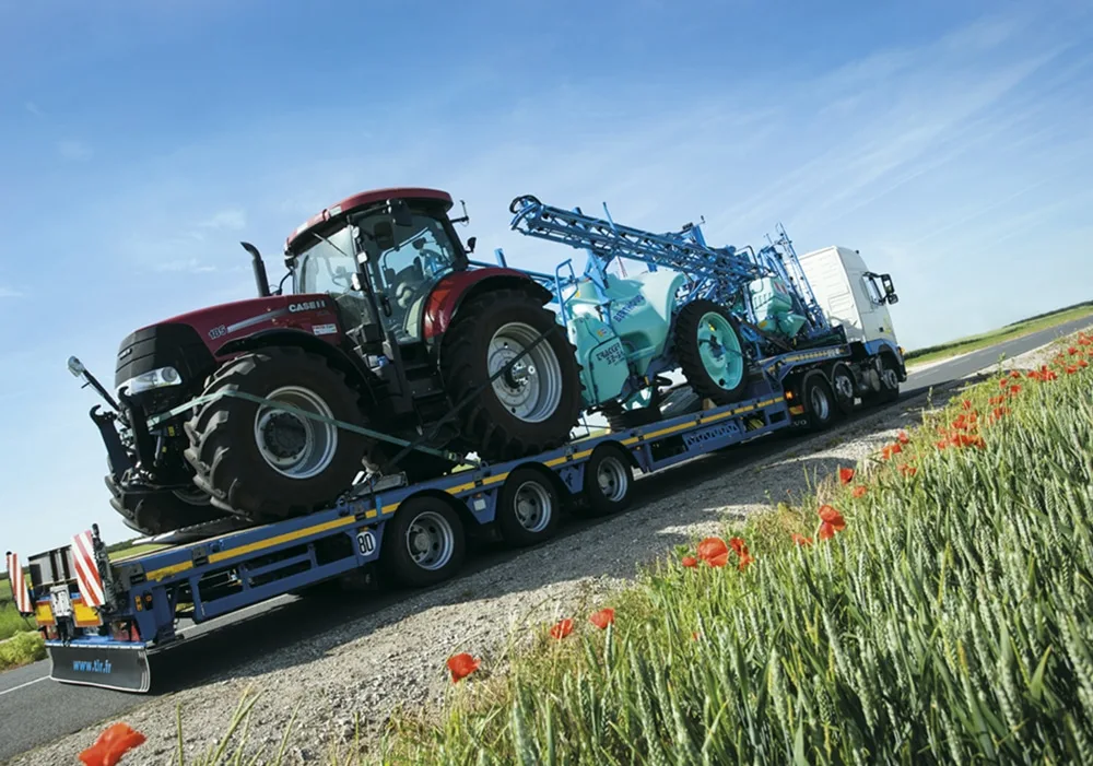 Transport exceptionnel d'un tracteur sur un camion TLR