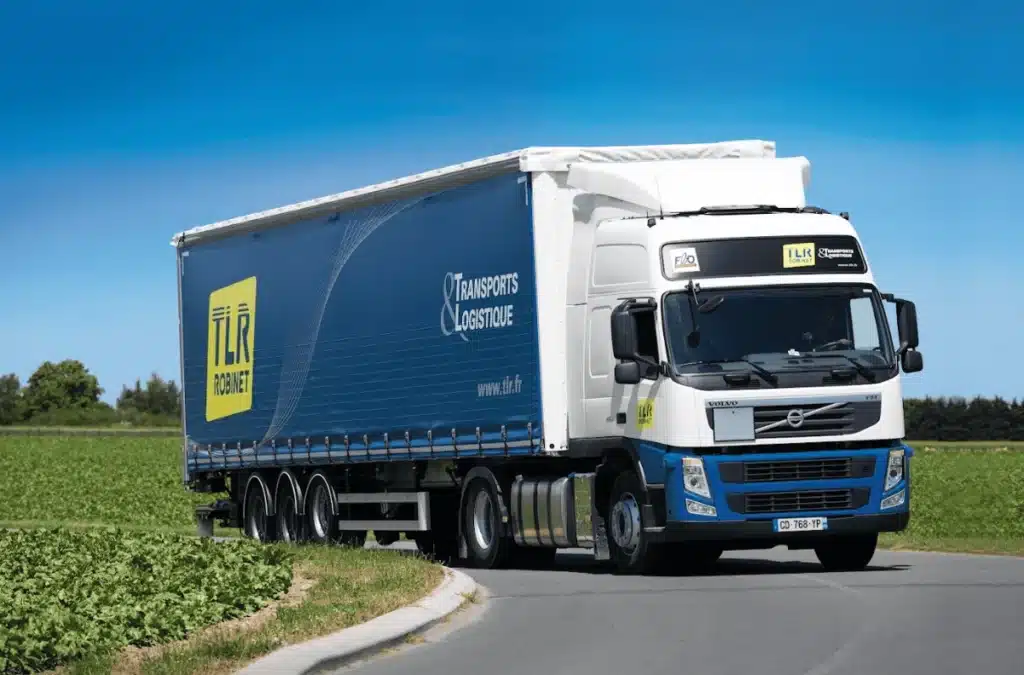 Camion de chez TLR Robinet en train de rouler dans un rond-point
