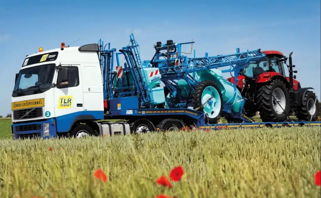 Transport de matériel agricole avec un camion TLR (tracteur)