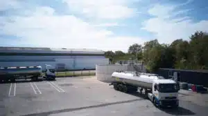 Camion citerne TLR prêt pour le transport de liquides chimiques
