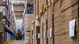 Entrepôt logistique TLR avec stockage de cartons pour e-commerce