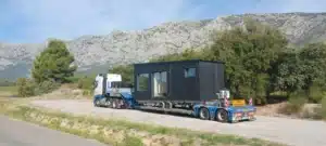 Camion TLR en train de transporter un bungalow